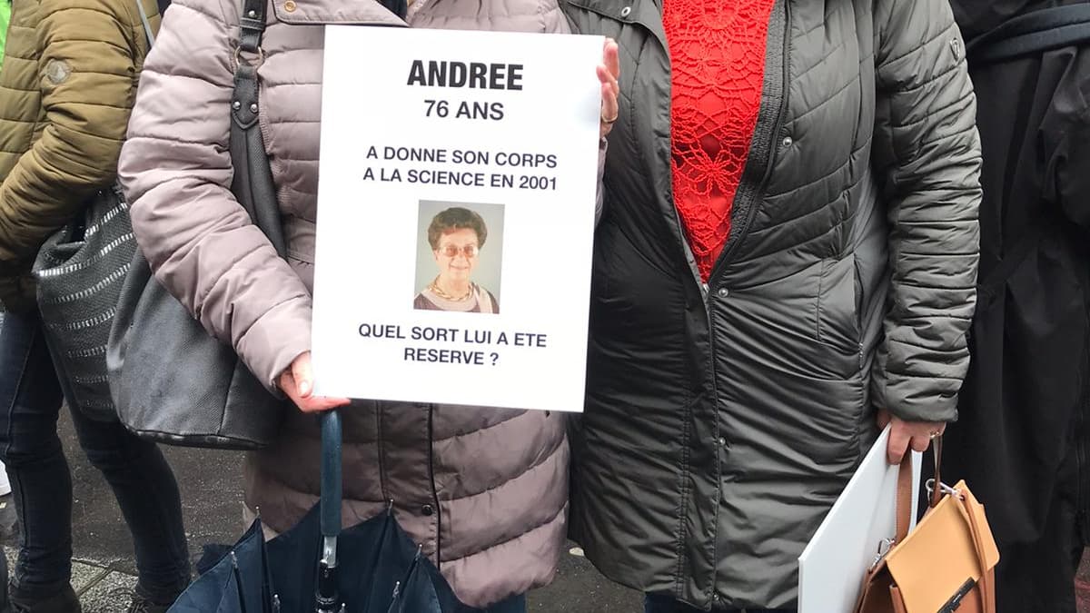Florence et sa fille au rassemblement des Proches des victimes du charnier de Descartes, le 27 février 2020, à Paris. Florence et sa fille au rassemblement des Proches des victimes du charnier de Descartes, le 27 février 2020, à Paris.