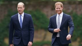 Le prince William et le prince Harry lors de l'inauguration d'une statue de leur mère, la princesse Diana, au Sunken Garden du palais de Kensington, à Londres, le 1er juillet 2021