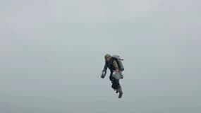 Les hommes de la Marine royale anglaise volent en jet suit