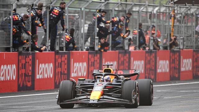 Max Verstappen passe la ligne d'arrivée en tête au GP de Chine le 21 avril 2024
