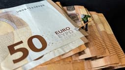 Le patrimoine financier des Français reste largement investi en assurance vie, loin devant les produits d'épargne réglementée comme le Livret A, sans oublier les centaines de millions d'euros dormant sur les comptes courants