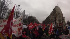 Dans le cortège de la manifestation contre la réforme ferroviaire à Paris. - Témoins BFMTV