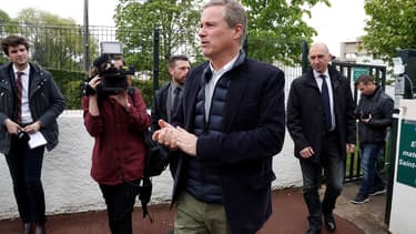 Nicolas Dupont-Aignan à la sortie d'un bureau de vote lors du second tour de la présidentielle, le 7 mai 2017 à Yerres.