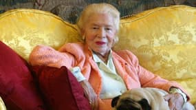 Madame Carven pose le 11 janvier 2002 à son domicile parisien avec son chien Naza. Née Carmen de Tommaso en 1909 à Châtellerault, elle est l'instigatrice des premiers voyages de présentation de haute-couture à travers le monde
