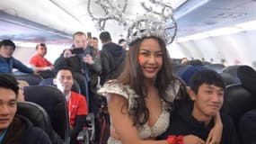 Les mannequins et l'équipe du Vietnam U23