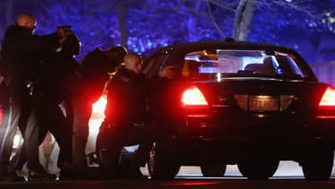 Les policiers américains lors de l'affrontement avec les deux suspects, à Watertown, près de Boston.