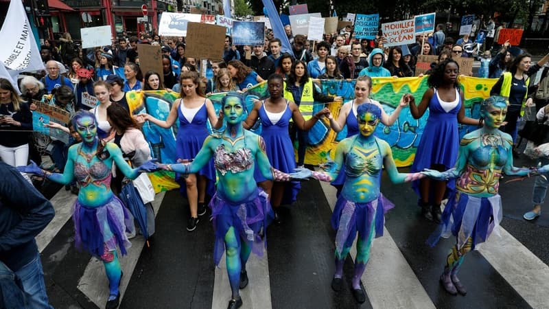 Entre 1000 et 2000 personnes ont manifesté à Paris à l'occasion de la Journée mondiale de l'océan.