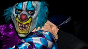 Un homme a été déféré dimanche au parquet de Béthune, dans le Pas-de-Calais, soupçonné d'avoir poursuivi et menacé des enfants à l'arme blanche, déguisé en clown. (Photo d'illustration)