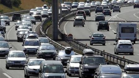 Alors que la journée de samedi était classée noire sur les routes dans le sens des départs et rouge dans celui des retours par Bison futé, le trafic est un peu moins chargé qu'attendu. A 12h00, on comptabilisait 583 km de bouchons cumulés en province, sur