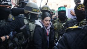 L'otage israélienne Arbel Yehoud escortée par des membres du Hamas et du Jihad islamique à Khan Younès le 30 janvier 2025