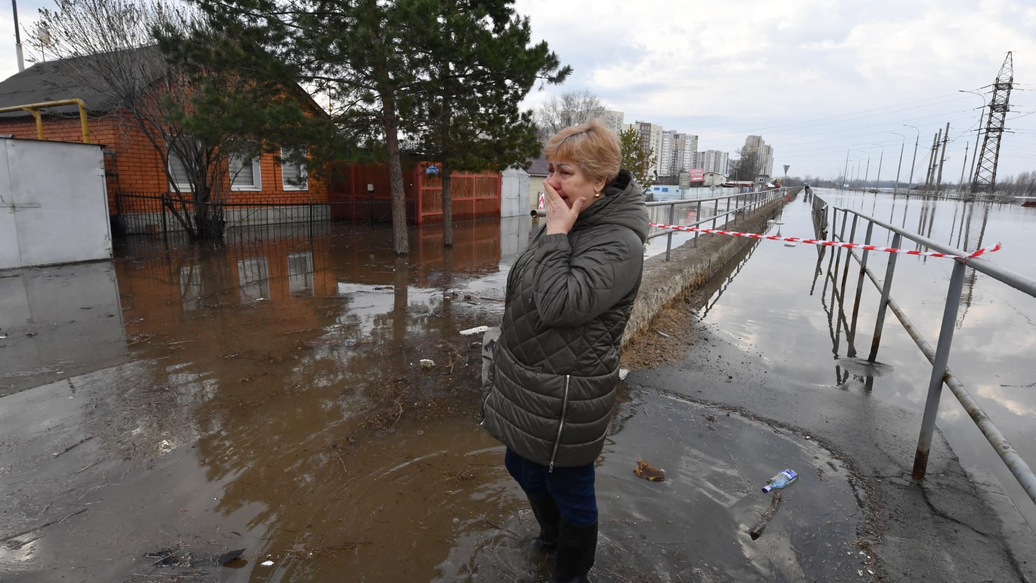Lyudmila Borodina, 56 ans, travailleuse médicale, pleure dans un quartier résidentiel inondé de la ville d'Orenburg le 13 avril 2024. 