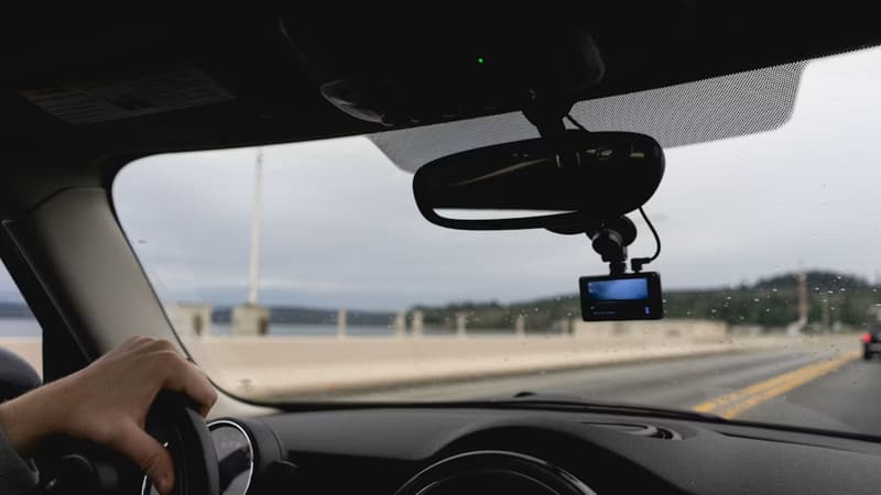 J’ai acheté cette dashcam pour ma voiture : l’astuce qui filme en continu tous mes trajets