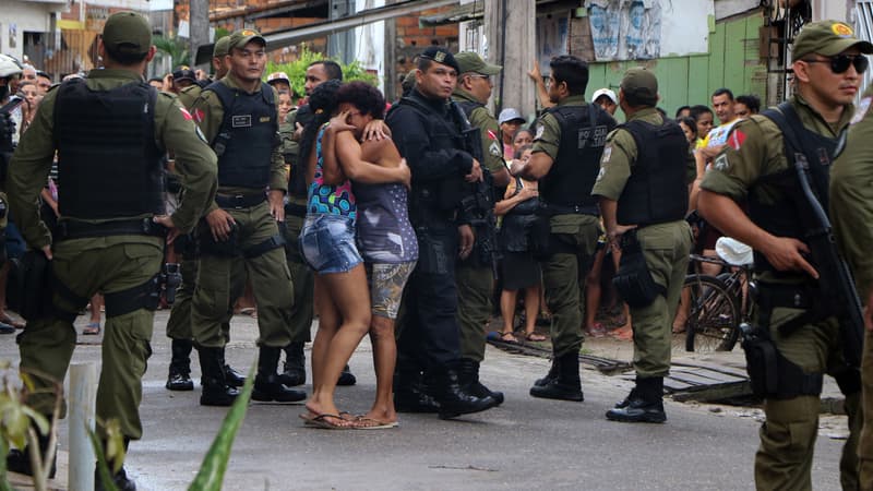 Forces de l'ordre et civils devant les lieux du crime, dimanche 19 mai
