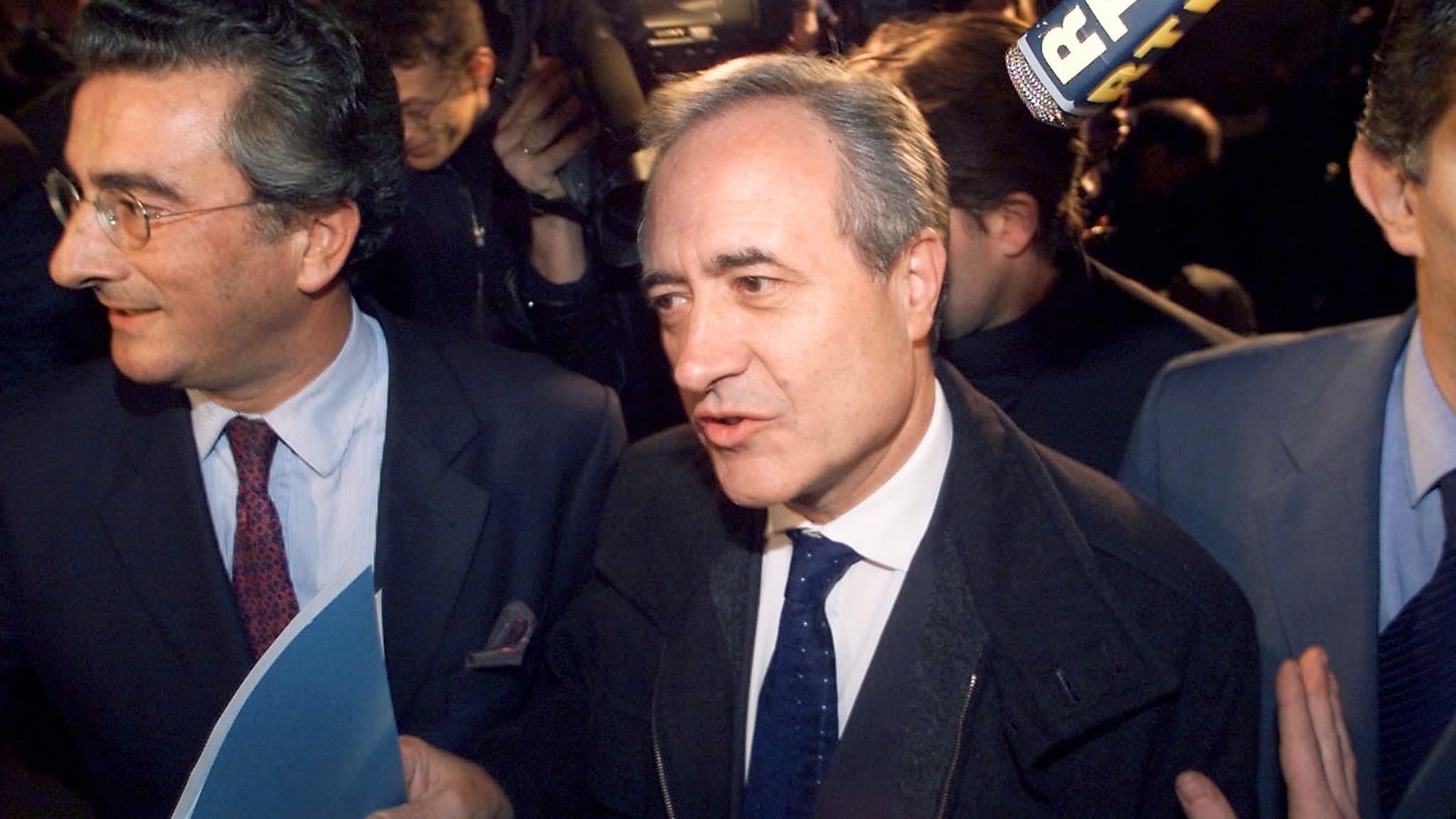 Jean Tiberi avec (à gauche) son conseiller Jean-François Probst, arrivant à une commission exécutive du RPR censée prononcer l'exclusion du maire dissident, le 12 octobre 2000. Jean Tiberi avec (à gauche) son conseiller Jean-François Probst, arrivant à une commission exécutive du RPR censée prononcer l'exclusion du maire dissident, le 12 octobre 2000.