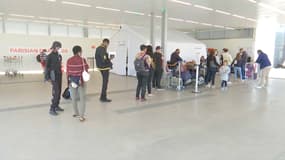 File d'attente devant une tente de dépistage du coronavirus à l'aéroport d'Orly
