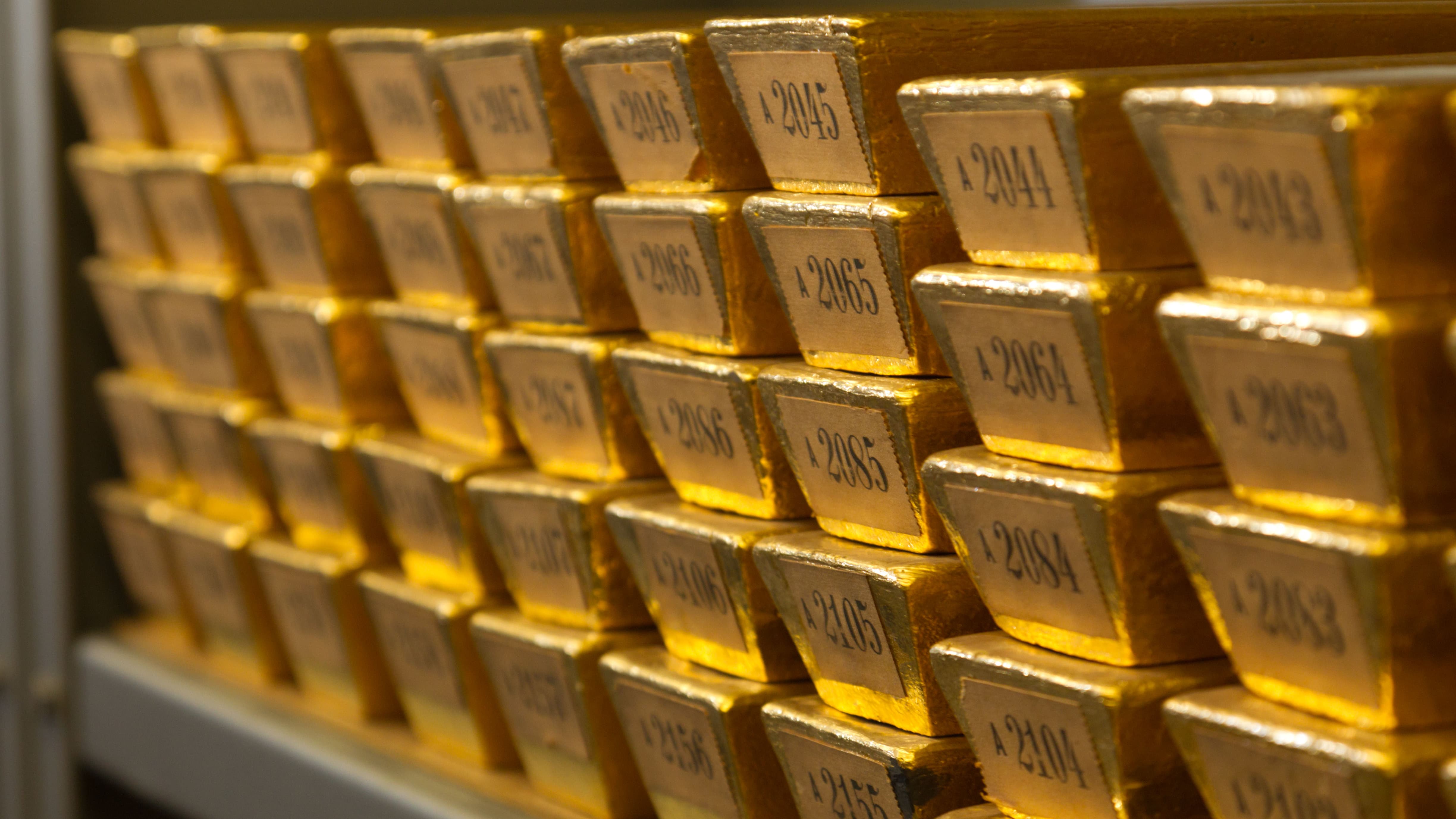 Валютный золотой запас. Золото в банке. Слитки золота в хранилище. Много золота. Золотой запас.