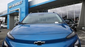 Une Chevrolet Bolt électrique devant une concession en Californie en octobre 2021.