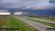 Cette image de caméra de circulation obtenue du ministère des Transports du Nebraska montre une tornade traversant l'Interstate Highway 80 près de Waverly, Nebraska, le 26 avril 2024. 