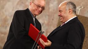 L'écrivain israélien David Grossman (à gauche) a reçu le prix de la paix de la Foire du Livre de Francfort pour ses efforts en vue de réconcilier son pays avec les Palestiniens. /Photo prise le 10 octobre 2010/REUTERS/Kai Pfaffenbach