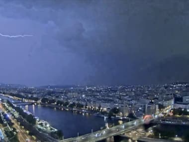 Un éclair dans le ciel parisien le 13 juin 2025. 