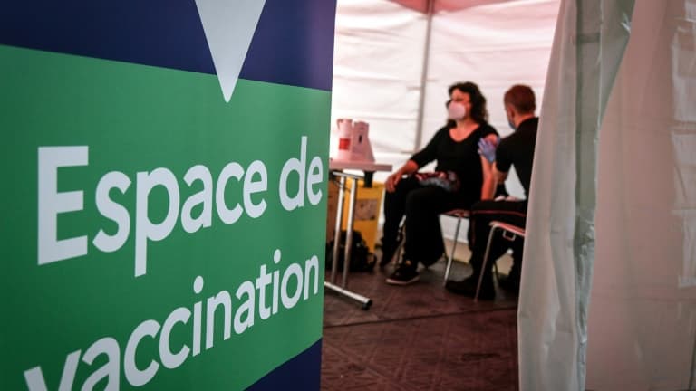 Un centre de vaccination où les pompiers vaccinent avec le Pfizer/BioNTech, à La Défense, le 3 mai 2021 