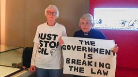 Sue Parfitt, 82 ans, et Judy Bruce, 85 ans, mènent une action pour Just Stop Oil à la British Library de Londres, le 10 mai 2024