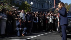 La vice-présidente Kamala Harris salue le personnel de la Maison Blanche à son retour à la Maison Blanche le 12 novembre 2024 à Washington.