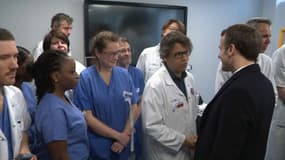 Emmanuel Macron en visite le 27 février 2020 à l'hôpital de la Pitié-Salpêtrière, à Paris, où sont soignés les cas les plus graves de coronavirus.