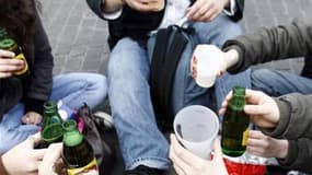 La préfecture de police de Paris a "déconseillé formellement" la fréquentation ce dimanche soir du Champ-de-Mars, site sur lequel est prévu un "apéro géant" alors que la consommation d'alcool y est interdite. /Photo d'archives/REUTERS/Stéphane Mahé