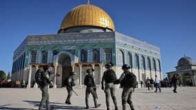 Les forces de sécurité israéliennes patrouillent devant la mosquée du Dôme du Rocher lors d'affrontements avec des Palestiniens dans l'enceinte de la mosquée Al-Aqsa à Jérusalem, le 15 avril 2022