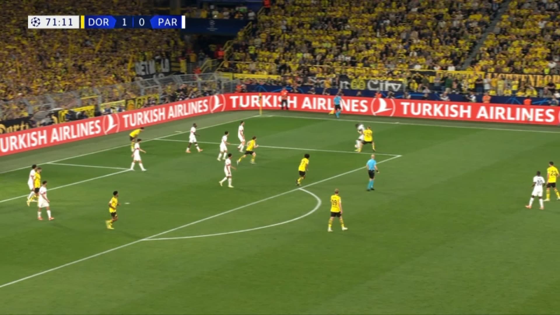 Randal Kolo Muani récupère un ballon lors de Dortmund-PSG, le 1er mai 2024 Randal Kolo Muani récupère un ballon lors de Dortmund-PSG, le 1er mai 2024