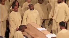 Les images du "Sunday service" de Kanye West à Paris