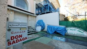 L'entrée de la mosquée Al Madina Al Mounawara, le 12 janvier 2022 à Cannes