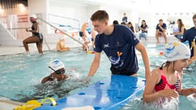 Sacha Velly, champion d'Europe juniors 2022 en 7,5km initie les enfants de Melun à la natation