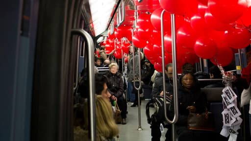 Le collectif a rempli le métro de milliers de ballons rouges pour la Saint-Valentin vendredi.