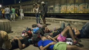 Des migrants attendent un train dans la ville de Gevgelija, à la frontière entre la Macédoine et la Grèce, le 19 août 2015