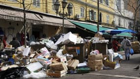 Les ordures ont continué de s'accumuler lundi dans certains quartiers de Marseille, après 12 jours de grève des éboueurs travaillant dans trois arrondissements marseillais