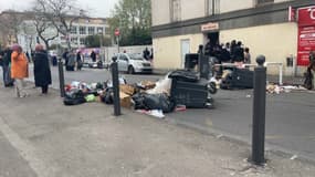 Un barrage de déchets dans le quartier du Canet à Marseille le lundi 7 avril 2025 dressé par des habitants en colère contre le non-ramassage d'ordures