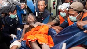 Evacuation d'une femme blessée lors de l'éruption du volcan indonésien Merapi, vendredi. Selon un dernier bilan, au moins 100 personnes sont mortes depuis le début de l'éruption et plus de 75.000 ont été évacuées. /Photo prise le 5 novembre 2010/REUTERS/D