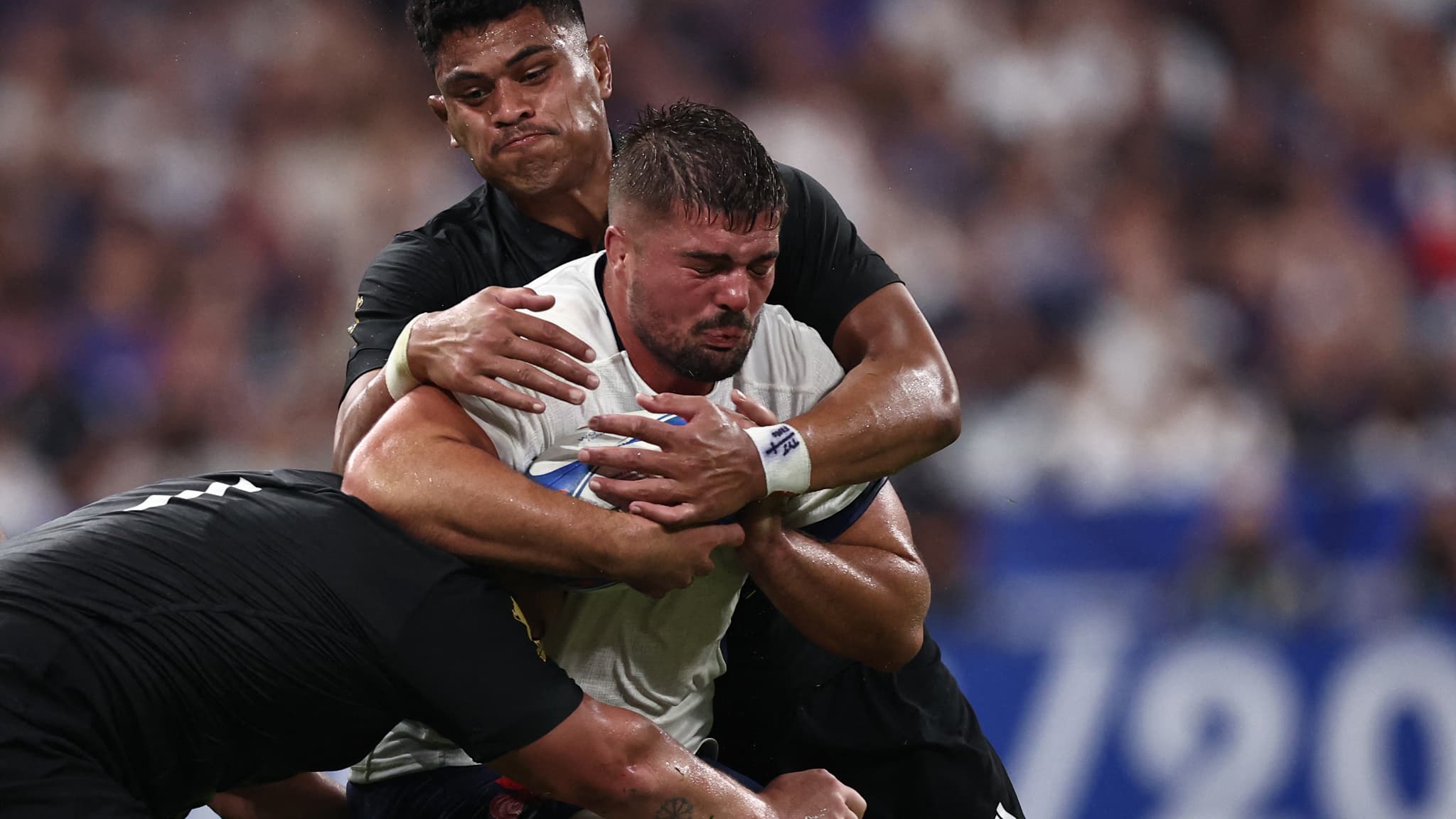 Le troisième-ligne des Bleus Grégory Alldritt plaqué par le deuxième-ligne néo-zélandais Tupou Vaa'i lors du match d'ouverture de la Coupe du monde de rugby Le troisième-ligne des Bleus Grégory Alldritt plaqué par le deuxième-ligne néo-zélandais Tupou Vaa'i lors du match d'ouverture de la Coupe du monde de rugby