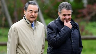 Le chef de la diplomatie chinoise Wang Yi et son homologue allemand Sigmar Gabriel à Berlin, le 26 avril 2017