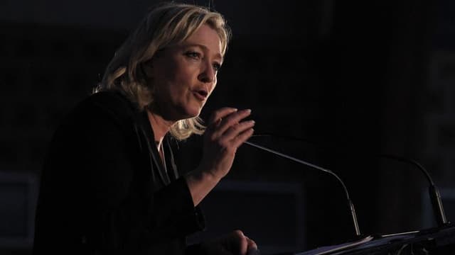 Marine Le Pen a demandé jeudi à Nicolas Sarkozy et à Jean-François Copé une réponse claire sur ce que l'UMP ferait en cas de duel entre des candidats du PS et du Front national aux élections législatives de juin. /Photo prise le 15 avril 2012/REUTERS/Pasc