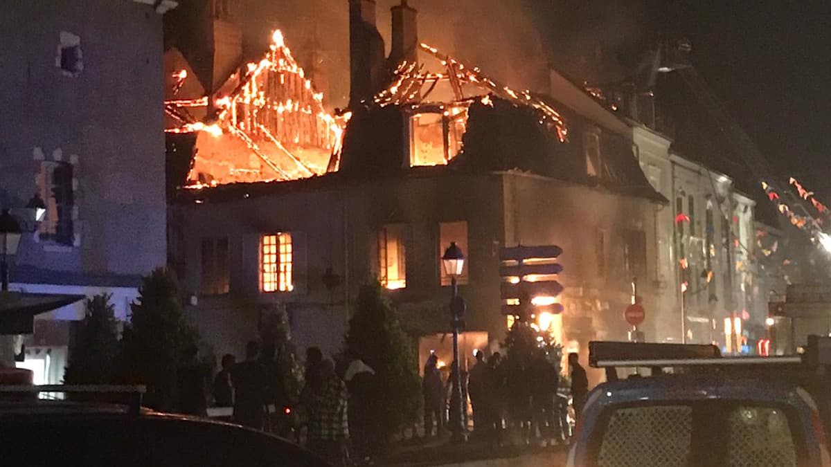 Dans la nuit de jeudi à vendredi, une trentaine de commerces ont été incendiés dans le centre de Montargis, dans le Loiret.