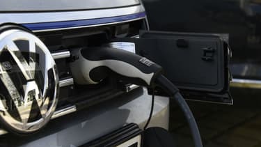 Elle est souvent présentée comme ‘LA’ solution à la pollution, et désormais au prix élevé du carburant, mais la voiture électrique est-elle plus vertueuse que ses cousines thermiques ?