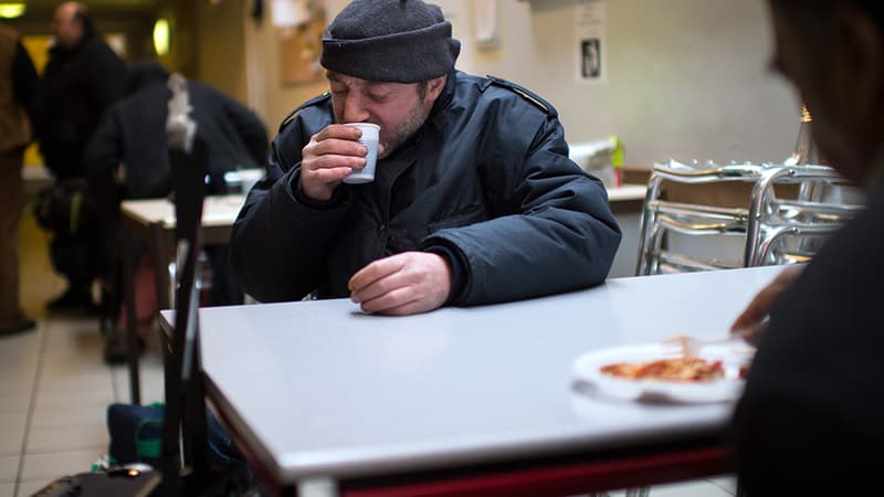 Un SDF dans un centre d'hébergement. La France compte seulement 43.000 places d'accueil d'urgence, dont la moitié sont des chambres d'hôtel.