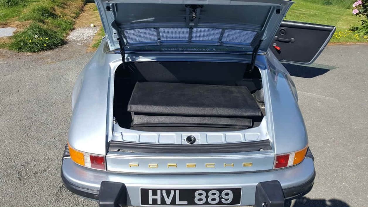 Le compartiment moteur de la 911 à l'arrière, sans moteur donc, est devenu un coffre. Le compartiment moteur de la 911 à l'arrière, sans moteur donc, est devenu un coffre.