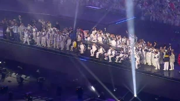 Une grande partie de la délégation française a rejoint Martin Solveig sur scène lors de la cérémonie de clôture des Jeux paralympiques, 8 septembre 2024