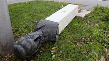 Le monument lui est retombé sur la jambe.