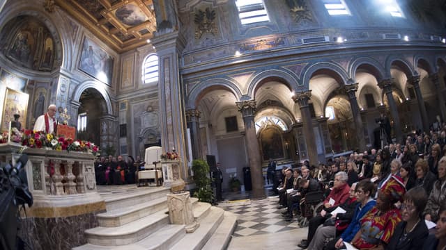 Le pape François lors de la cérémonie en la basilique de Saint-Barthélemy sur l'île Tibérine, au coeur de Rome, le 22 avril 2017.