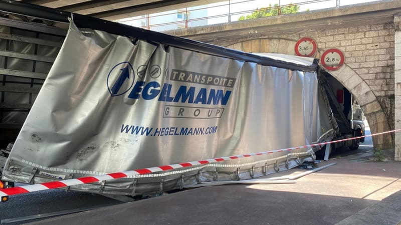 Un poids lourd s’est encastré sous le pont de la voie Mathis à Nice le 20 mai 2022.